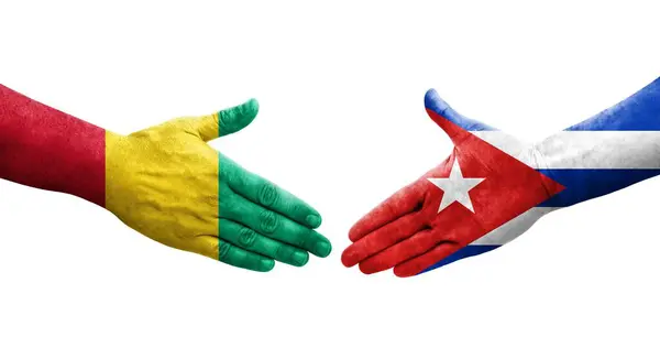Händedruck Zwischen Kuba Und Guinea Flaggen Auf Hände Gemalt Isoliertes — Stockfoto