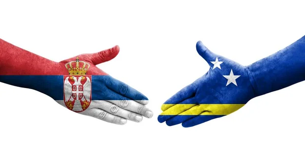 Χειραψία Μεταξύ Κουρασάο Και Σερβίας Σημαίες Ζωγραφισμένες Στα Χέρια Απομονωμένη — Φωτογραφία Αρχείου