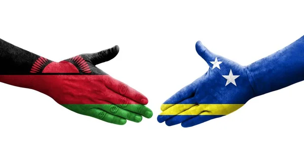 Curacao ve Malawi bayrakları arasındaki el sıkışma ellerinde izole şeffaf görüntü.