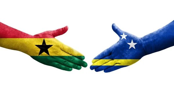 Χειραψία Μεταξύ Κουρασάο Και Γκάνα Σημαίες Ζωγραφισμένα Στα Χέρια Απομονωμένη — Φωτογραφία Αρχείου