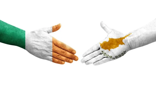 Händedruck Zwischen Zypriotischen Und Irischen Flaggen Auf Hände Gemalt Isoliertes — Stockfoto