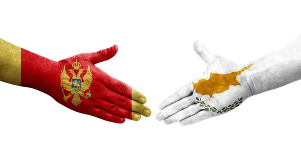 Рукостискання Між Прапорами Кіпру Чорногорії Намальоване Руках Ізольоване Прозоре Зображення — стокове фото