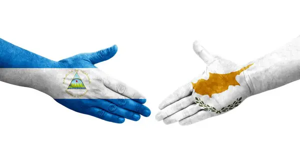 Händedruck Zwischen Zypern Und Nicaragua Flaggen Auf Hände Gemalt Isoliertes — Stockfoto