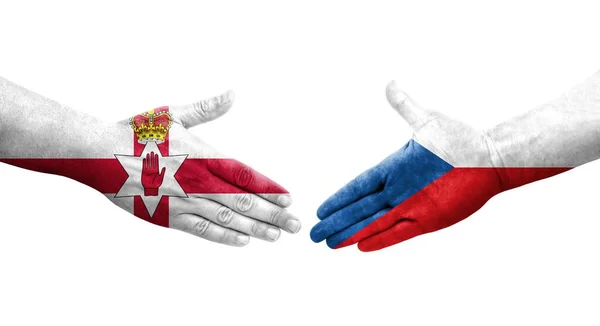 Händedruck Zwischen Tschechischen Und Nordirischen Flaggen Auf Hände Gemalt Isoliertes — Stockfoto