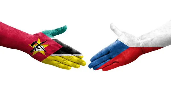 Рукостискання Між Чехами Мозамбікськими Прапорами Намальоване Руках Ізольоване Прозоре Зображення — стокове фото