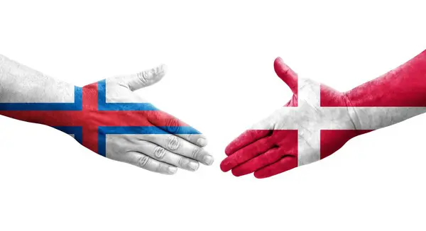 Uścisk Dłoni Między Danią Wyspami Owczymi Flagi Malowane Rękach Odizolowany — Zdjęcie stockowe