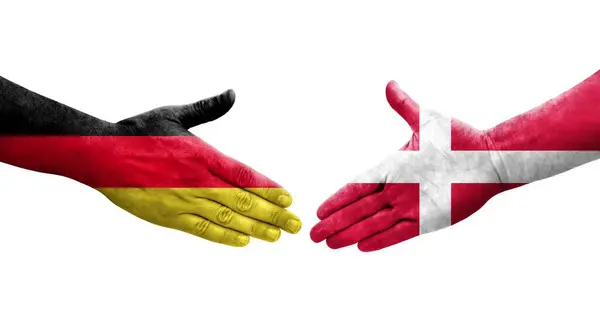 Рукопожатие Между Данией Германией Раскрашенные Руках Флаги Изолированное Прозрачное Изображение — стоковое фото
