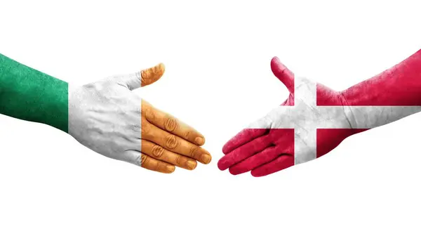 Poignée Main Entre Danemark Irlande Drapeaux Peints Sur Les Mains — Photo