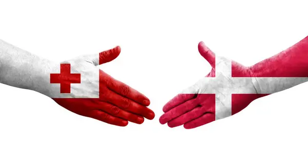 Uścisk Dłoni Między Danią Flagami Tonga Namalowanymi Dłoniach Odizolowany Przezroczysty — Zdjęcie stockowe