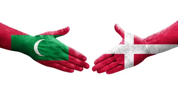 Handslag Mellan Danmark Och Maldiverna Flaggor Målade Händer Isolerad Transparent — Stockfoto