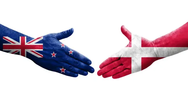 Uścisk Dłoni Między Danią Nową Zelandią Flagi Malowane Rękach Odizolowany — Zdjęcie stockowe