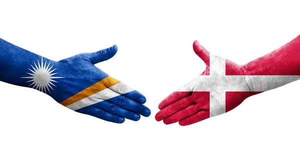 丹麦和马绍尔群岛之间的握手手绘国旗 孤立透明的图像 — 图库照片