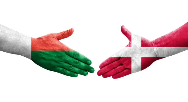 Handslag Mellan Danmark Och Madagaskar Flaggor Målade Händer Isolerad Transparent — Stockfoto