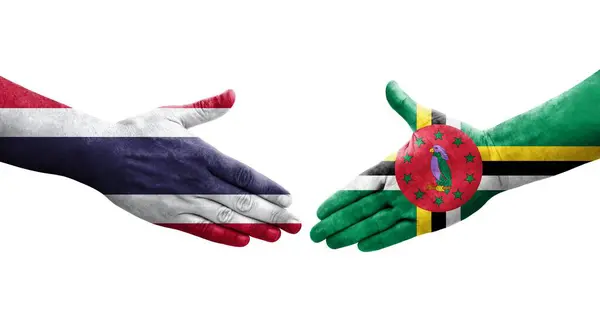 Händedruck Zwischen Dominica Und Thailand Flaggen Auf Hände Gemalt Isoliertes — Stockfoto