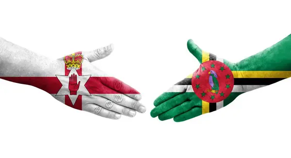 Handslag Mellan Dominica Och Nordirland Flaggor Målade Händer Isolerad Transparent — Stockfoto