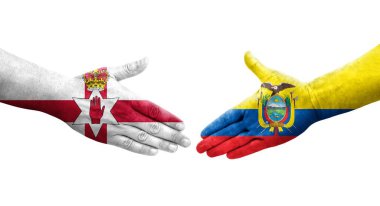 Ekvador ve Kuzey İrlanda bayrakları arasındaki el sıkışma ellerinde resmedilmiş şeffaf görüntü.