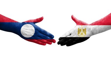 Mısır ve Laos bayrakları arasındaki el sıkışma ellere boyanmış, izole şeffaf görüntü.