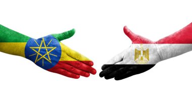 Mısır ve Etiyopya bayrakları arasındaki el sıkışma ellere boyanmış, izole şeffaf görüntü.