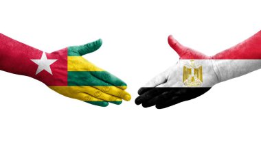 Mısır ve Togo bayrakları arasındaki el sıkışma ellere boyanmış, izole şeffaf görüntü.