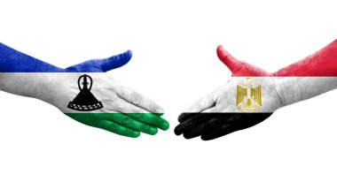 Mısır ve Lesotho bayrakları arasındaki el sıkışma ellere boyanmış, izole şeffaf görüntü.
