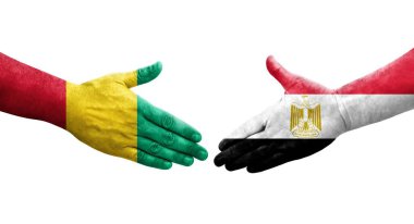Mısır ve Gine bayrakları arasındaki el sıkışma ellerinde resmedilmiş şeffaf görüntü.