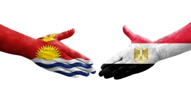 Mısır ve Kiribati bayrakları arasındaki el sıkışma ellere boyanmış, izole şeffaf görüntü.