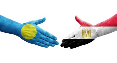 Mısır ve Palau bayrakları arasındaki el sıkışma ellere boyanmış, izole şeffaf görüntü.