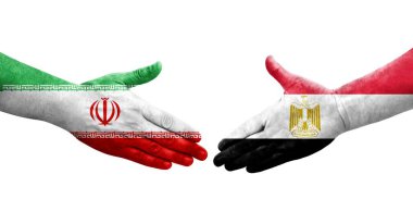 Mısır ve İran bayrakları arasında el sıkışma, izole şeffaf görüntü.