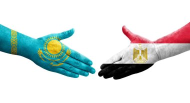 Mısır ve Kazakistan bayrakları arasındaki el sıkışma ellerinde resmedilmiş şeffaf görüntü.
