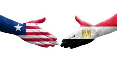 Mısır ve Liberya bayrakları arasındaki el sıkışma ellere boyanmış, izole şeffaf görüntü.