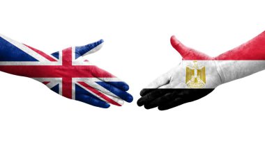 Mısır ve Birleşik Krallık bayrakları arasında el sıkışma ellere boyanmış, izole şeffaf görüntü.