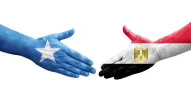 Mısır ve Somali bayrakları arasındaki el sıkışma ellerinde resmedilmiş şeffaf görüntü.