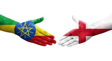 İngiltere ve Etiyopya bayrakları arasındaki el sıkışma ellerinde resmedilmiş şeffaf görüntü.