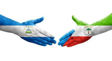 Ellerine boyanmış Ekvator Ginesi ve Nikaragua bayrakları arasındaki el sıkışma, izole şeffaf görüntü.
