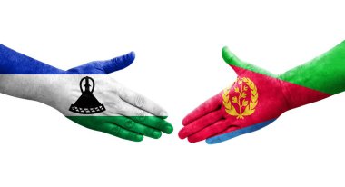 Eritre ve Lesotho bayrakları arasındaki el sıkışma ellerinde izole şeffaf görüntü.