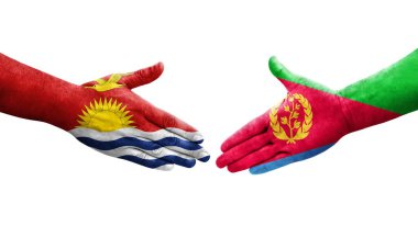 Eritre ve Kiribati bayrakları arasındaki el sıkışma ellerinde izole şeffaf görüntü.
