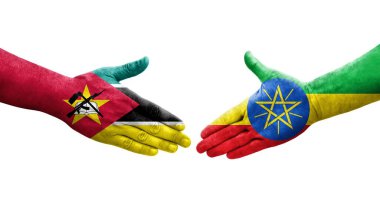 Etiyopya ve Mozambik bayrakları arasındaki el sıkışma ellerinde izole şeffaf görüntü.
