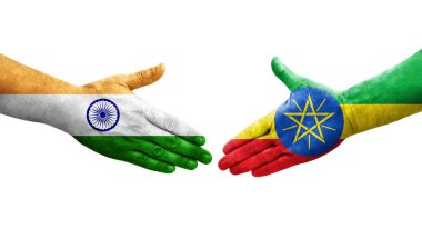 Etiyopya ve Hindistan bayrakları arasındaki el sıkışma ellerinde resmedilmiş şeffaf görüntü.