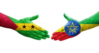 Etiyopya ve Sao Tome ve Principe bayrakları arasındaki tokalaşma elleri boyalı, izole şeffaf görüntü.