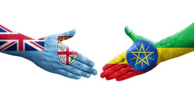 Etiyopya ve Fiji bayrakları arasındaki tokalaşma elleri boyalı, izole şeffaf görüntü.