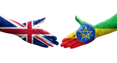 Etiyopya ve Birleşik Krallık bayrakları arasındaki tokalaşma elleri boyalı, izole şeffaf görüntü.
