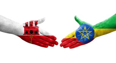 Etiyopya ve Cebelitarık bayrakları arasındaki el sıkışma ellerinde izole şeffaf görüntü.