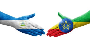 Etiyopya ve Nikaragua bayrakları arasındaki el sıkışma ellerinde izole şeffaf görüntü.