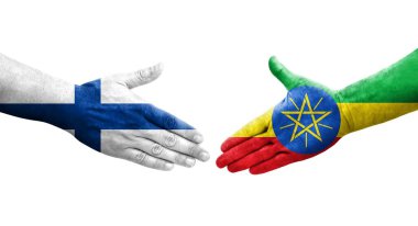 Etiyopya ve Finlandiya bayrakları arasındaki tokalaşma elleri boyalı, izole saydam resim.