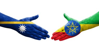 Etiyopya ve Nauru bayrakları arasındaki el sıkışma ellerinde izole şeffaf görüntü.