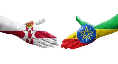Etiyopya ve Kuzey İrlanda bayrakları arasındaki tokalaşma elleri boyalı, izole şeffaf görüntü.