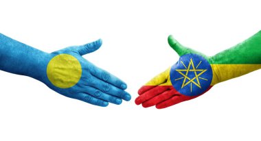 Etiyopya ve Palau bayrakları arasındaki el sıkışma ellerinde izole şeffaf görüntü.