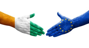 Avrupa Birliği ve Fildişi Sahili bayrakları arasındaki el sıkışma, izole şeffaf görüntü.