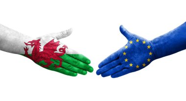 Avrupa Birliği ve Galler arasındaki el sıkışma ellerinde boyanmış bayraklar, izole edilmiş şeffaf görüntü.