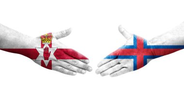 Faroe Adaları ile Kuzey İrlanda bayrakları arasındaki el sıkışma, izole şeffaf görüntü.